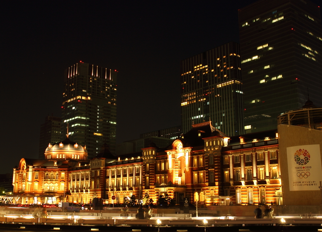 光に包まれる東京駅と人々