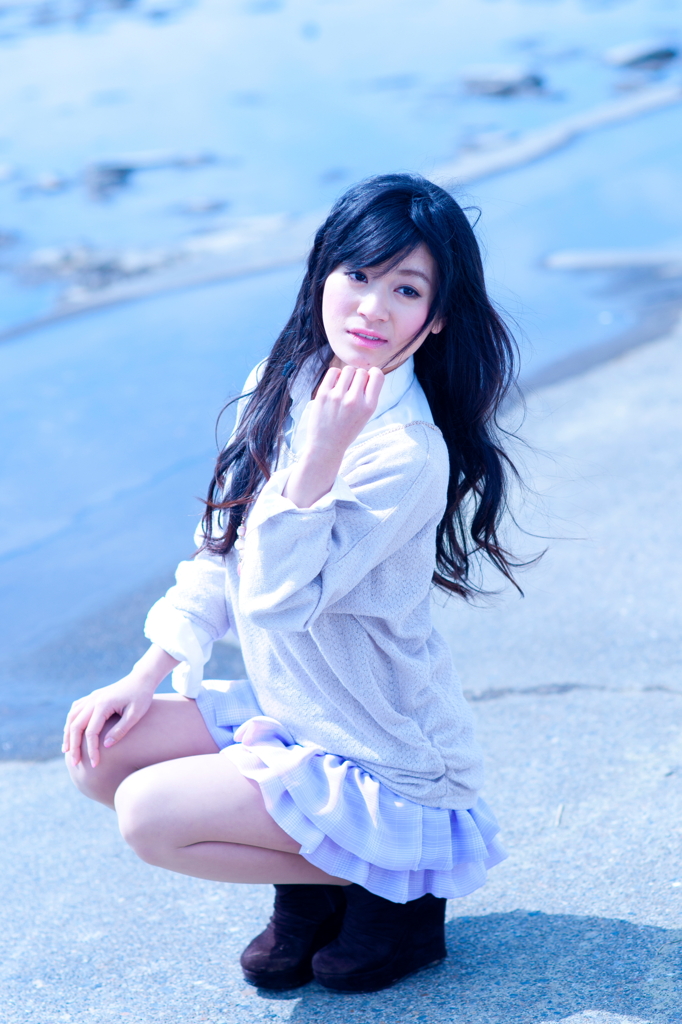 潮騒にたたずむ少女