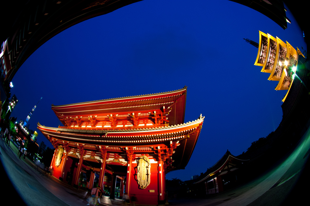 スカイツリーと浅草寺門と五重塔の夜景