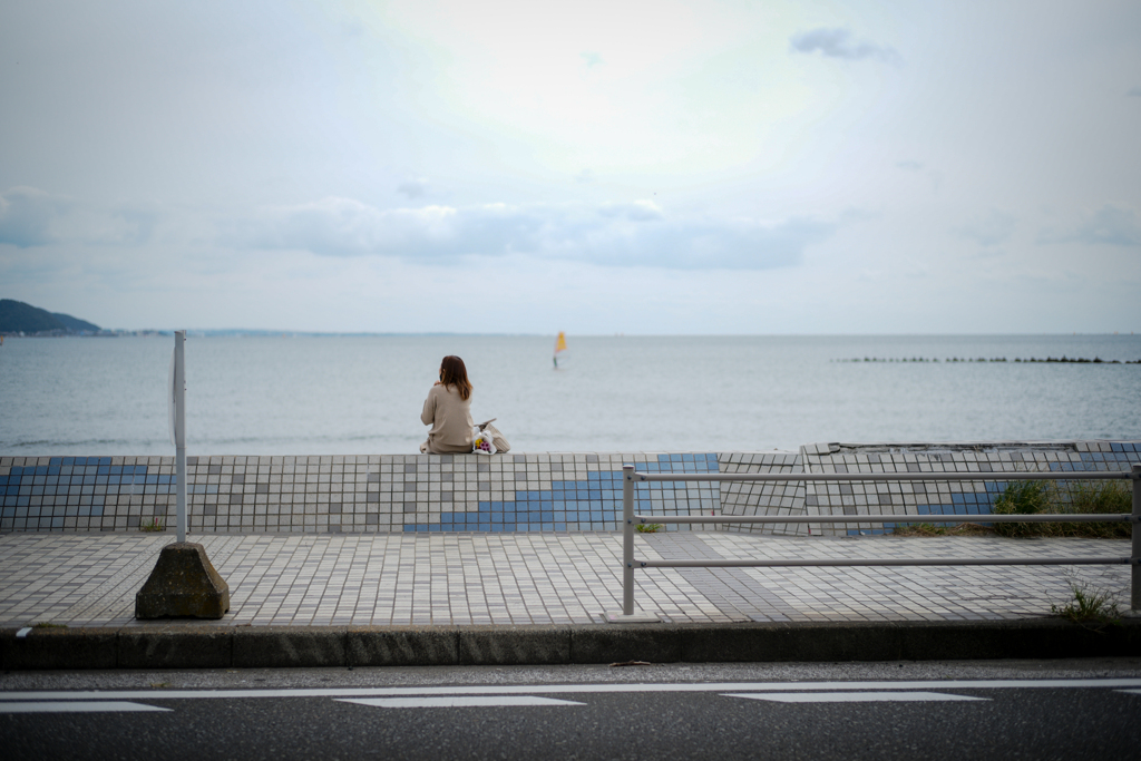 バス停と海と