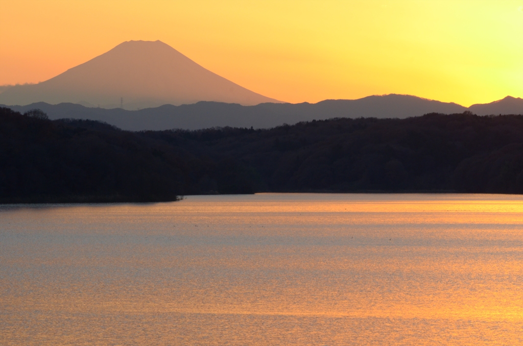 染まる湖面