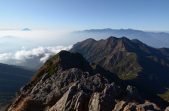 雲上の富士と北岳