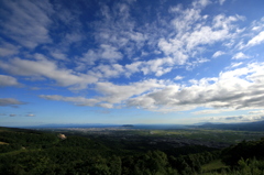 青空と雲と、小さな函館山
