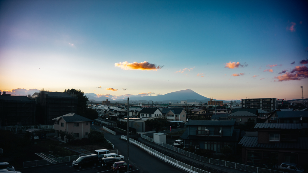 夕焼け秋空に岩手山