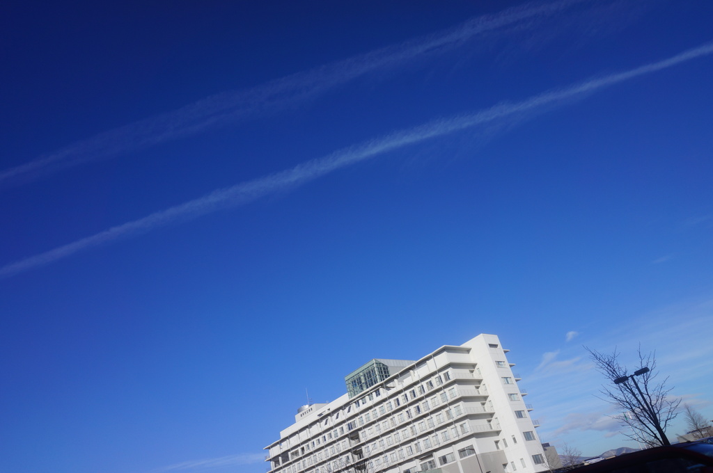 青空に白の２本の線B