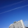 青空に白の２本の線B