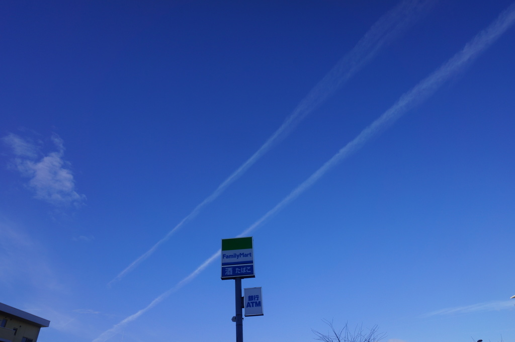 青空に白の２本線A