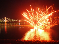 平戸大橋と花火