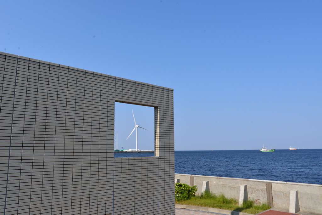 変な壁と窓？　海！その2