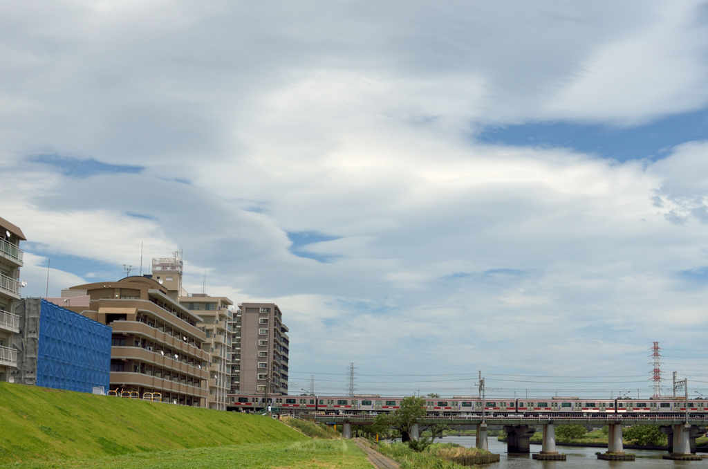 雲と鶴見川と東急東横線