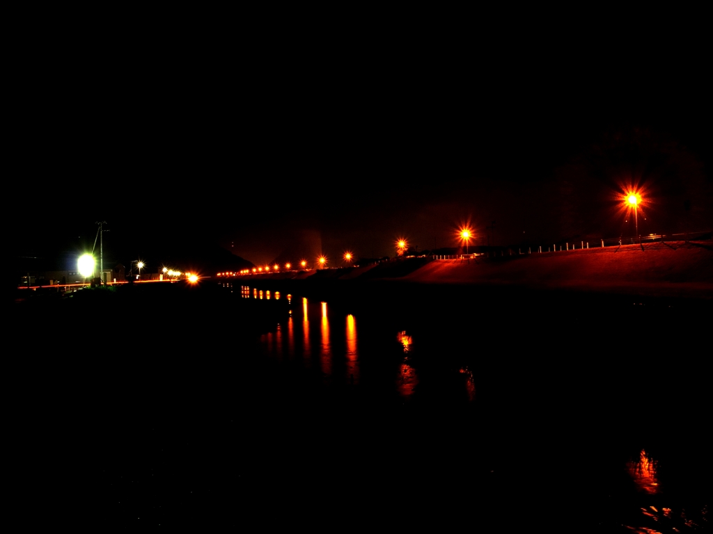 夜の川。