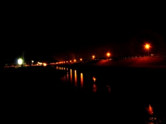 夜の川。