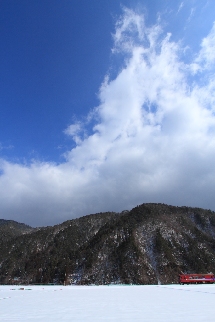 トンネルを抜けるとそこは・・・・やっぱ雪国だよね。（笑）　でないと小説始まらない