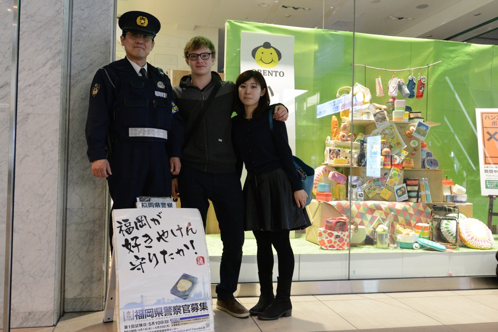 博多駅の名物警官さんとの記念撮影