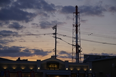 煙突のある夕景