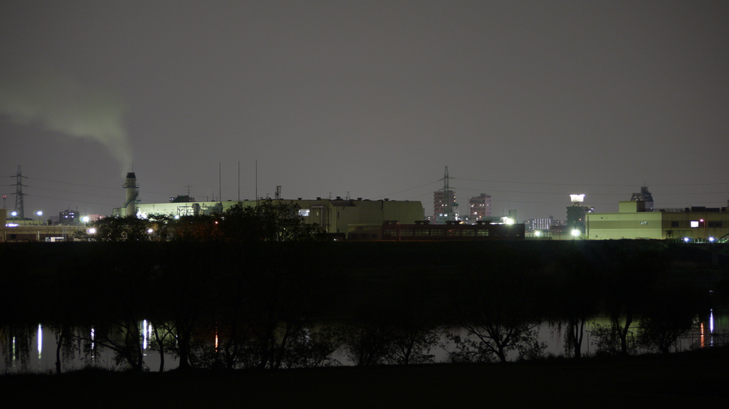 夜の工場