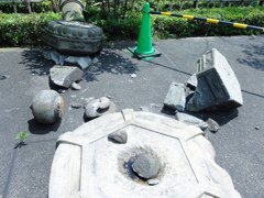 震災後の石灯籠（2011）