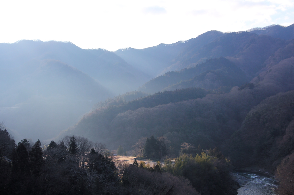 山間の朝霧