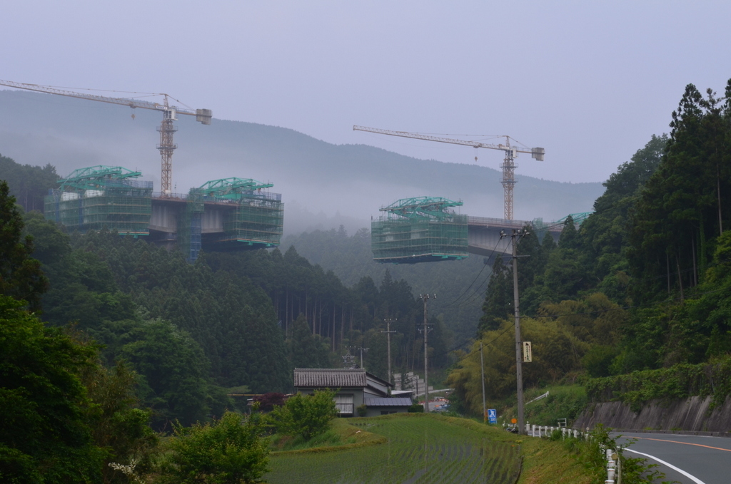 里山を通る新東名橋梁