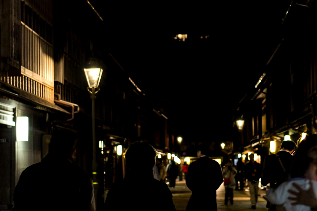 夜の茶屋街を歩く