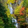 秋色に染まる　唐沢の滝