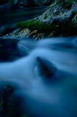 渓流の流れ ブルー