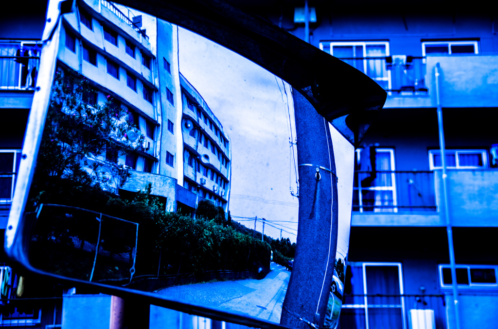 青