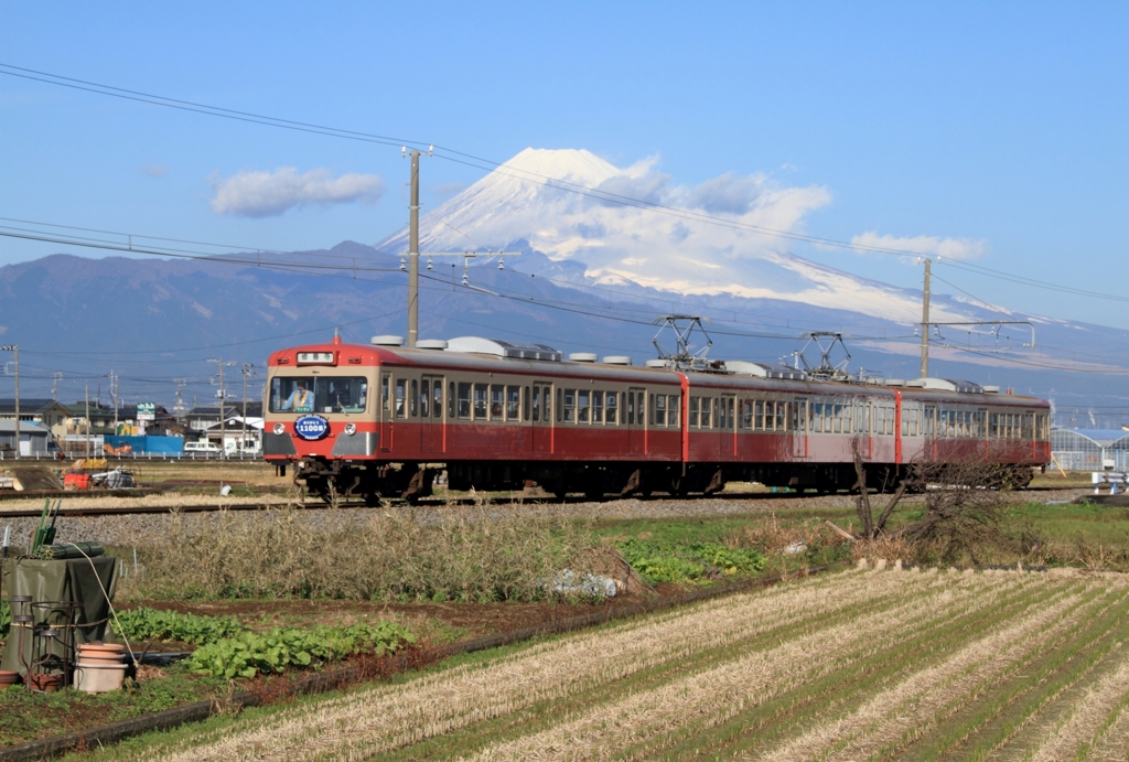 赤い電車と富士山