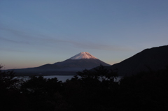 074夕暮れの本栖湖