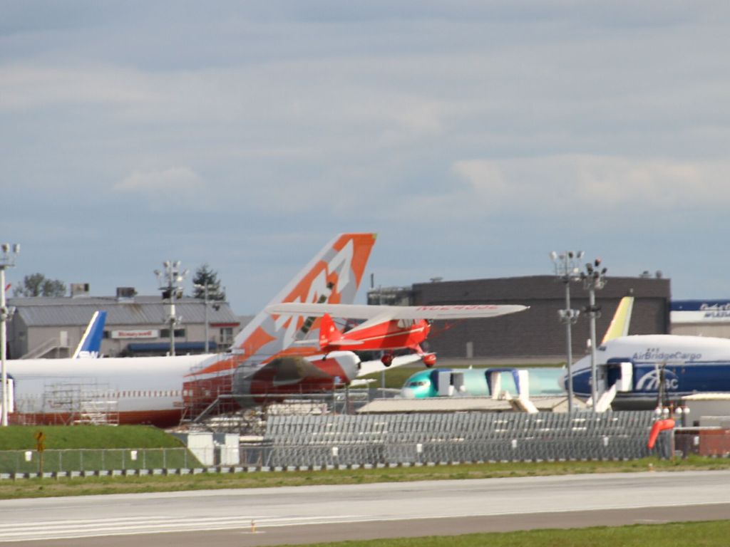 Small red ship w/ 747-8 Intercontinental