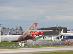 Small red ship w/ 747-8 Intercontinental