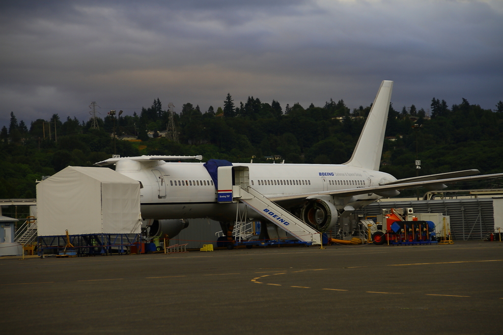 757-200 with F-22 test components