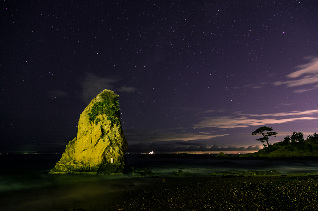 夏の夜空と波音