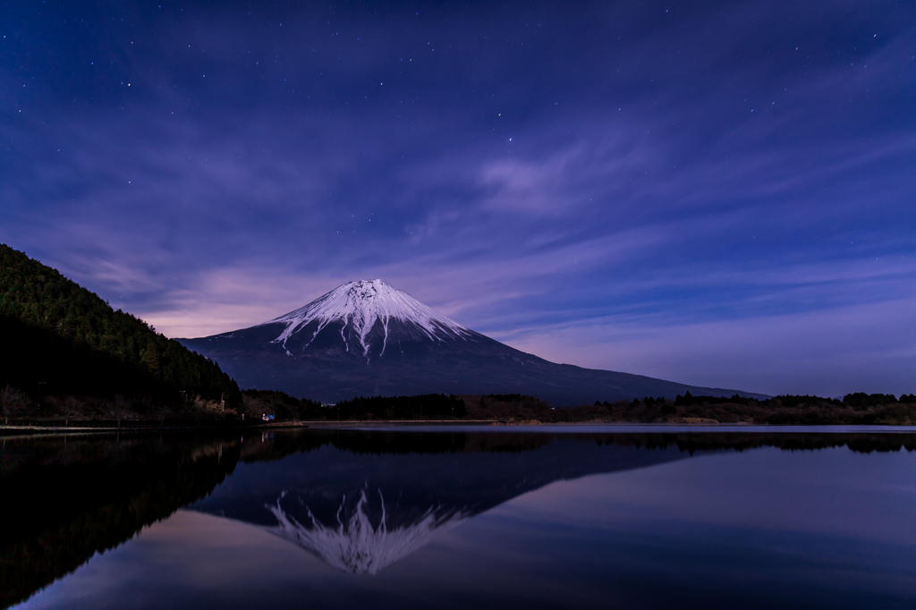 月下の水鏡