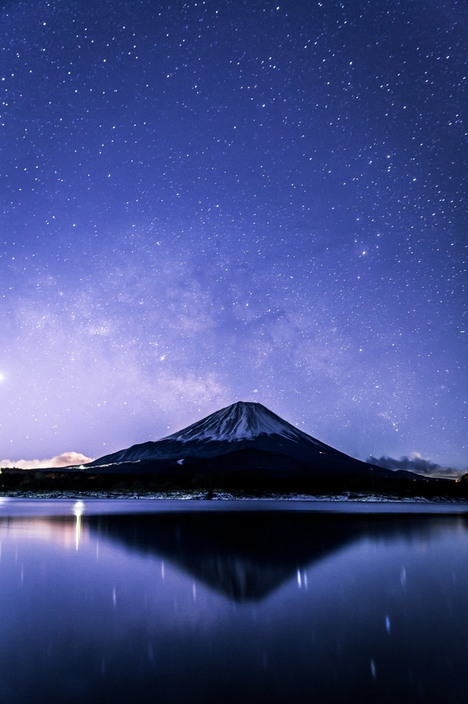 夜明け前の運河