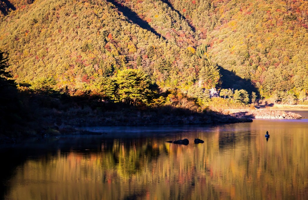 湖畔の秋映え