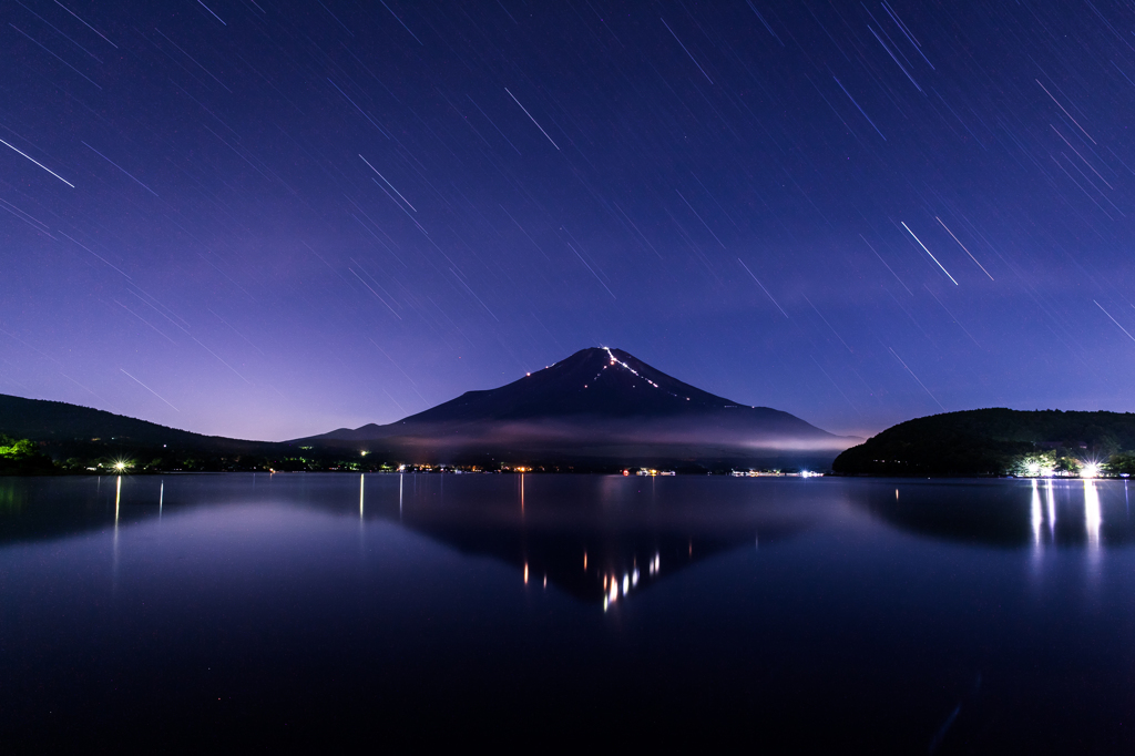 夏富士望む湖畔にて