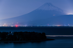 漁火と霞む富士