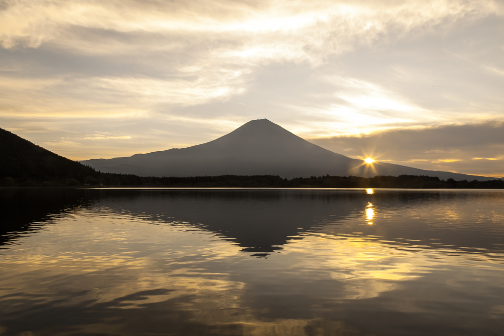 朝陽の田貫湖