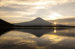 朝陽の田貫湖