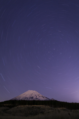 富士山と星々に