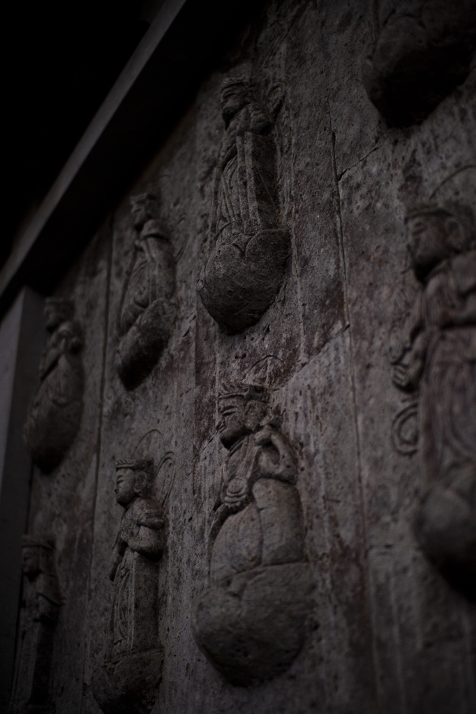 石廟の守護たち