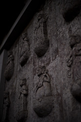 石廟の守護たち