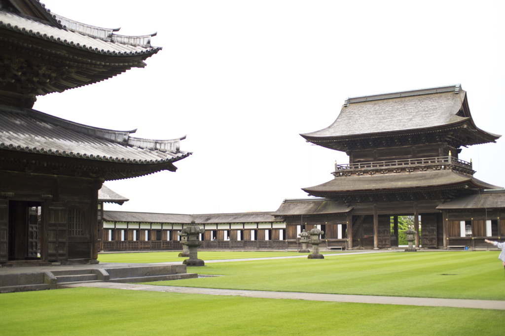 瑞龍寺 芝の中庭