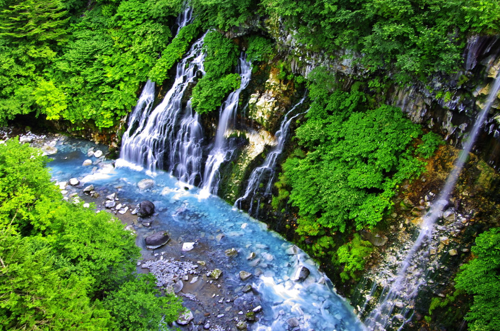 青い滝