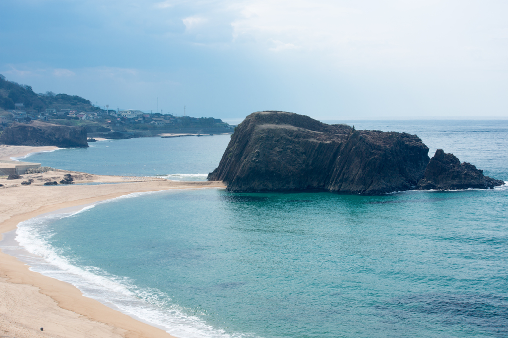 春の海風と立岩