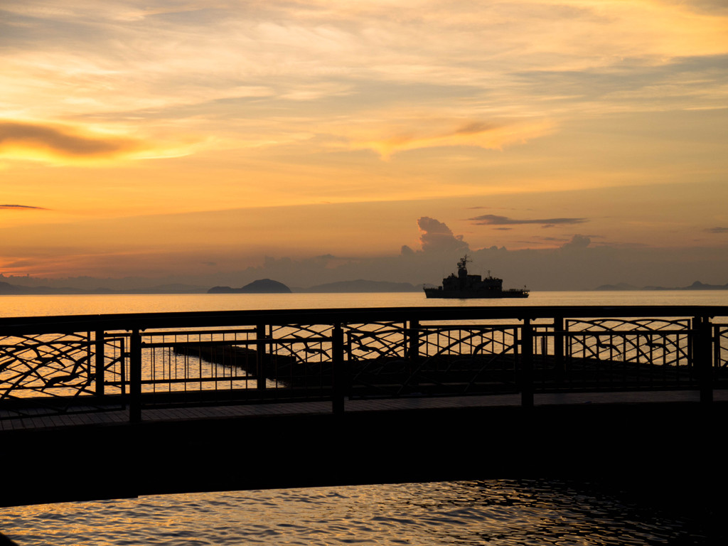 夕陽を浴びる訓練支援艦