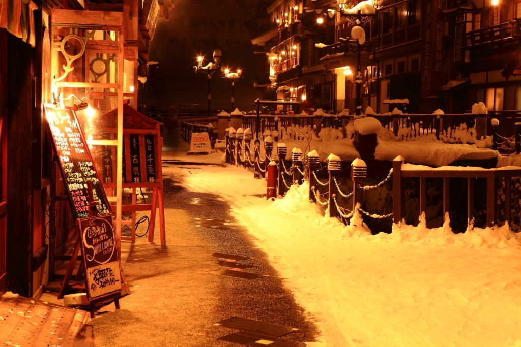 温泉街の夜景