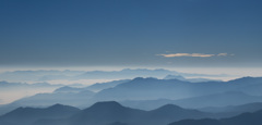 深い山々