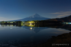 月明りに照らされる富士山